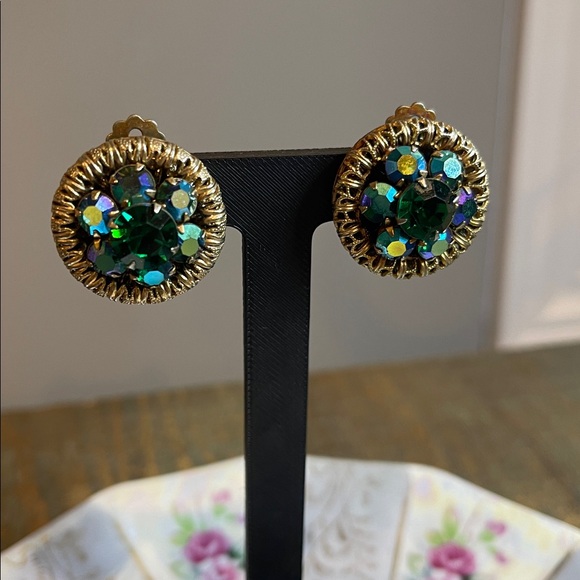 1950’s Green Aurora Borealis Gold Tone Brooch & Clip-on Earrings Set - Picture 3 of 9